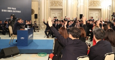  ④ 문 대통령 "지방분권 개헌 당연…권력구조는 미룰수도"