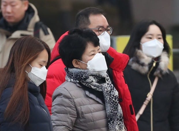 호흡기질환 유발하는 미세먼지…"마스크 착용 필수"