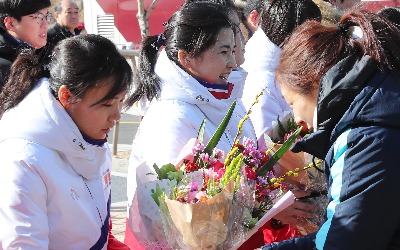 꽃다발 전달하는 한국 선수단