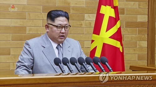 회색 양복 입은 김정은, 육성 신년사… '핵' 거론 급증