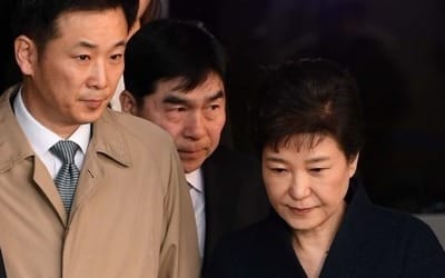 변호사들 "유영하 변호사, 박근혜 범죄행위 협조" 진정 제기