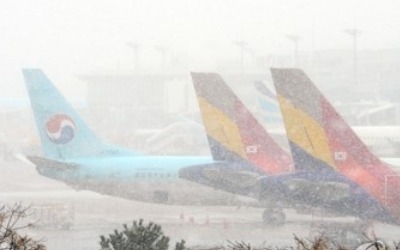 폭설에 하늘길도 대란…제주·광주·김해공항 항공편 연쇄 차질