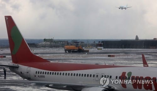 제주공항 활주로서 새벽 제설작업… 운항 정상화 총력