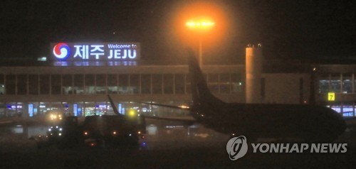 제주공항공사 "폭설로 발 묶인 7047명 12일 모두 수송 가능"