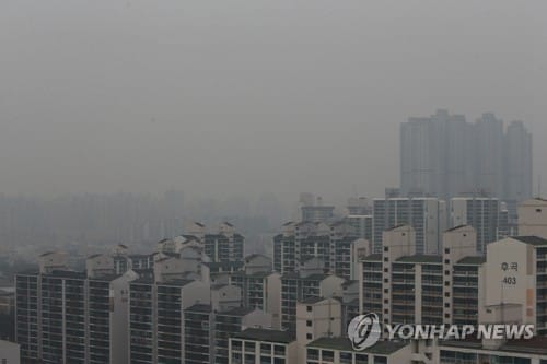 숨 안쉬고 싶다… 마스크로 입 막아도 '콜록콜록'