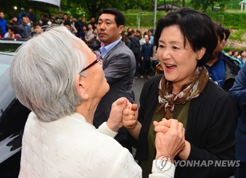 문 대통령 홍은동 사저 팔았다… "다주택자 집 팔라 방침 따른것"