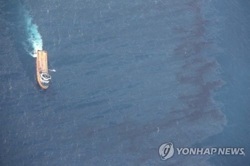 중국, 동중국해 침몰 유조선 기름유출 지점 탐색용 해저로봇 투입