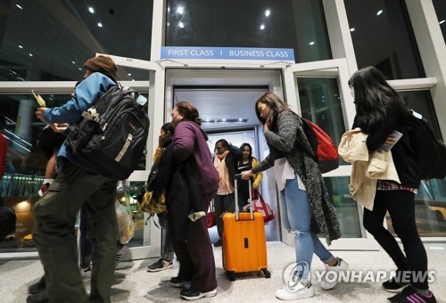 인천공항 제2터미널 개장… 보딩패스 리더기 장애로 출발 지연도