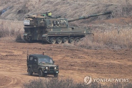 육군, K-9 자주포 시범사격 중지… "약실에 화약찌꺼기 나와"