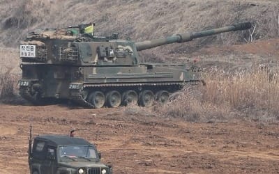 육군, K-9 자주포 시범사격 중지… "약실에 화약찌꺼기 나와"