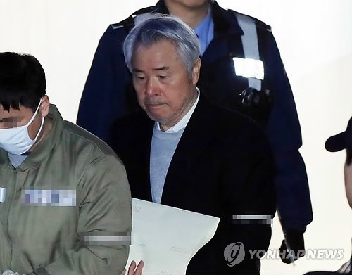 '갑질·제왕 경영' 미스터피자 정우현 징역 3년에 집행유예 4년