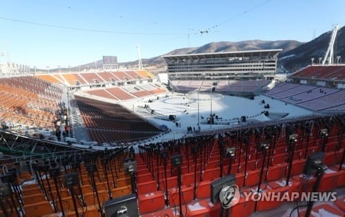 개회식 동장군 걱정 마세요… '옷 입고 히터 채운' 올림픽플라자