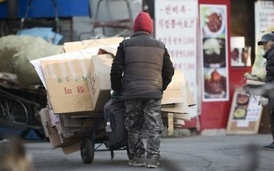 거꾸로 가는 한국… 나이 들수록 소득 대비 부채비율↑