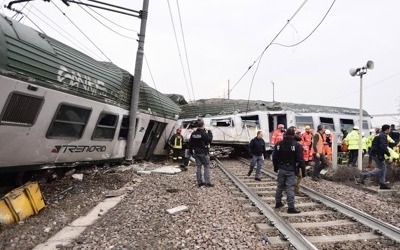 이탈리아 밀라노 근교서 통근열차 탈선… 사망자 3명으로 늘어