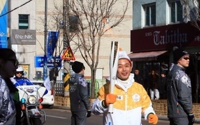 속초 찾은 올림픽 성화…대포항과 설악산서 이색봉송