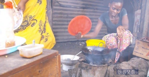 케냐 카쿠마 난민캠프에서 숯으로 요리하는 모습.