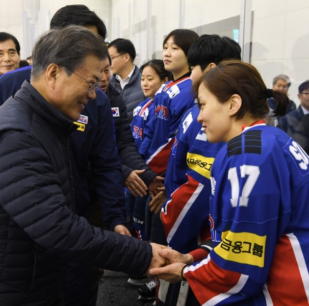 남북 여자 아이스하키 단일팀, 강릉선수촌 입촌…평가전 스웨덴에 1대3 패배