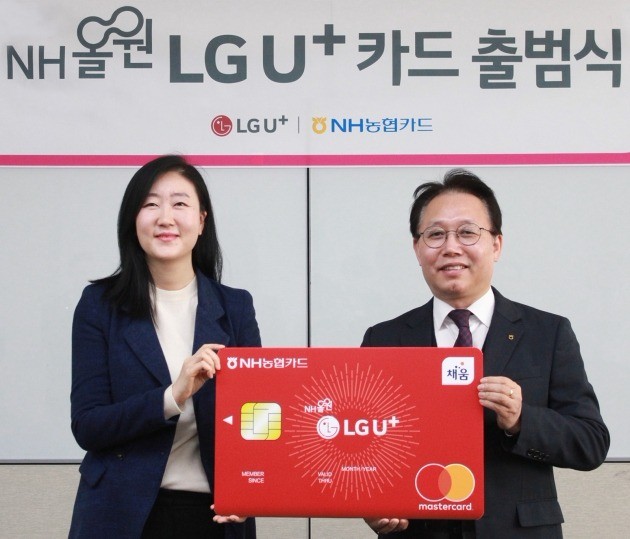 김새라 LG유플러스 상무(왼쪽)와 이상성 NH농협카드 부사장이 ‘NH농협 올원 LG U+ 카드’ 출시를 알리고 있다./ 사진=LG유플러스