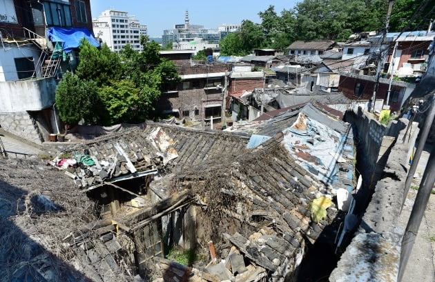 재개발을 추진하다 서울시의 '한양도성 성곽' 보존 방침으로 사업이 중단된 종로구 사직2구역. 서울시의 도시재생 사업 후보 지역 가운데 하나다. 한경DB