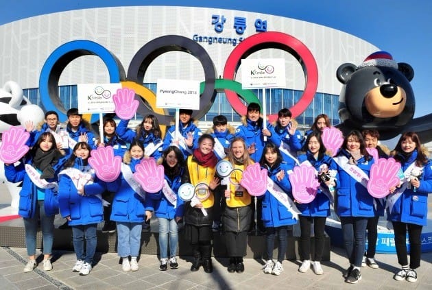  대학생미소국가대표와 자원봉사자들이 강릉역 앞에서 사진을 찍고 있는 모습