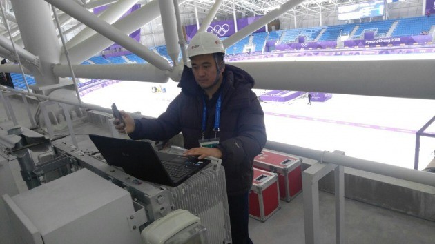 LG유플러스 직원이 올림픽 기간 동안 증가하는 통신 트래픽에 대비 주요 경기장과 선수촌 등에 대한 네트워크 점검작업에 나서고 있다. /사진=LG유플러스