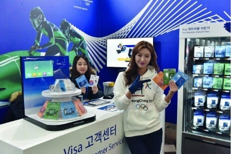 롯데카드는 9일 올림픽 관람객용 비접촉식 결제 수단인 ‘Visa 롯데카드 웨어러블 (Wearable)’의 올림픽 현장 판매를 시작했다. 강릉 슈퍼스토어 내 위치한 전용 판매 부스에서 모델이 포즈를 취하고 있다.