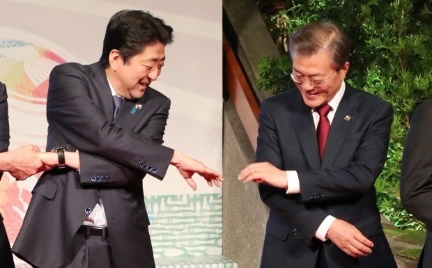 지난해 11월 필리핀에서 열린 제12차 동아시아정상회담에 참석한 문재인 대통령(오른쪽)과 아베 신조 일본 총리. / 사진=연합뉴스