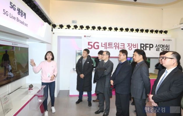 5G 네크워크 장비 도입 설명회에 참가한 국내·외 글로벌 장비회사 관계자들이 LG유플러스 ‘모두의 5G 체험관’에서 8K VR(초고화질 가상현실 영상) 서비스를 살펴보고 있다.