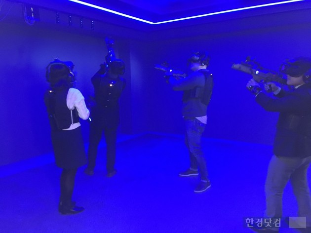 20일 오전 11시께 서울 신촌 '브라이트(VRIGHT)'의 워킹배틀존에서 VR 슈팅게임인 스페셜포스를 체험하고 있다. /사진=최수진 기자