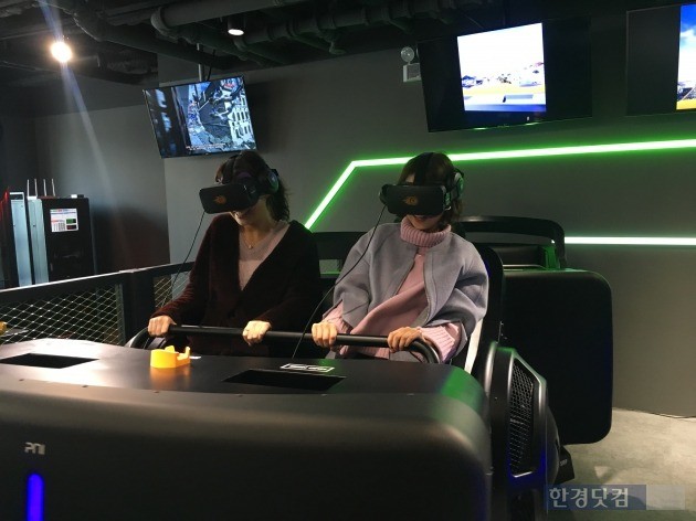 20일 오전 11시께 서울 신촌 '브라이트(VRIGHT)'에서 VR 게임인 '제주 윈드코스터'를 체험하고 있다./사진=최수진 기자