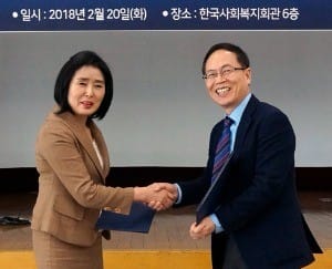 이형세 대표(오른쪽)와 이라 위원장이 지난 20일 업무협약을 체결하는 모습. / 사진=테크빌교육 제공