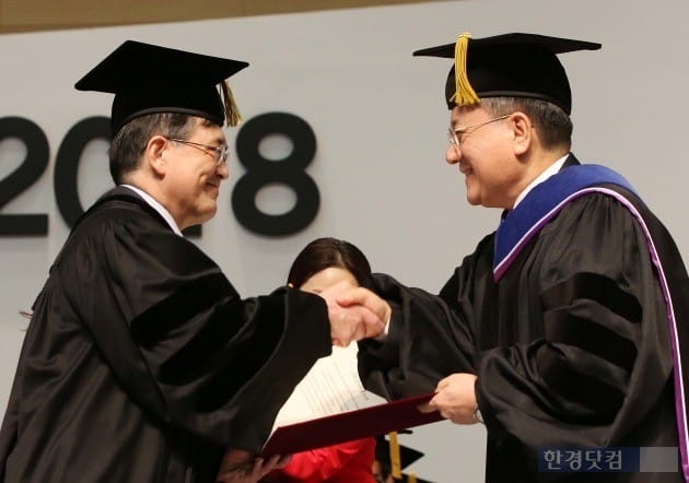 권오현 회장(왼쪽)이 지난 23일 신성철 KAIST 총장에게서 명예박사학위를 받았다. / 사진=KAIST 제공