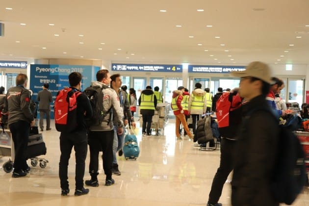 평창동계올림픽 참가를 위해 방문한 외국 선수단들이 인천공항을 이용하고 있다. 강준완 기자