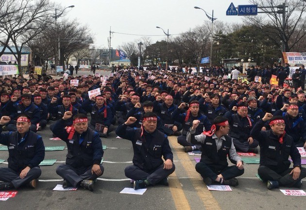 한국GM 노동조합이 27일 군산시청 앞에서 군산공장 폐쇄 철회를 위한 결의대회를 갖는 모습. (사진-금속노조 한국GM지부)