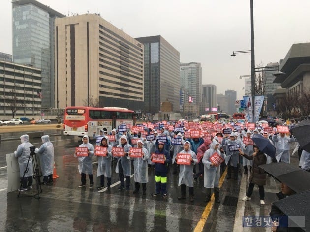 28일 서울 광화문에서 구조조정 중단을 요구하는 결의대회에 나선 금속노조 한국GM지부.  