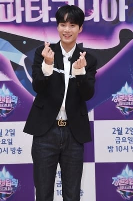  뉴이스트W JR, '입덕을 부르는 손가락 하트~'