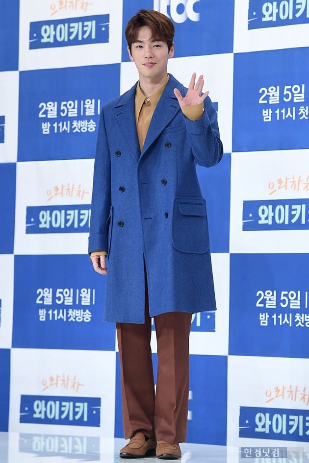 [포토] 김정현, '파란 코트도 멋지게 소화~'