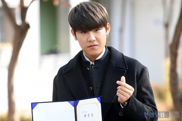 [포토] 워너원 박우진, '졸업장 들고 하트~'