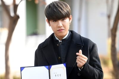  워너원 박우진, '졸업장 들고 하트~'