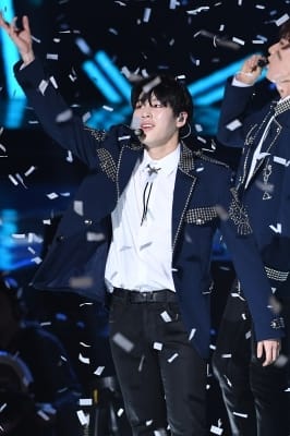  워너원 하성운, '꽃가루 속에서 멋지게~' (가온차트뮤직어워즈)