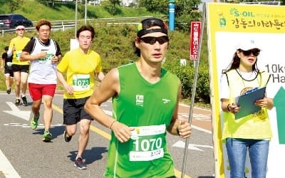  보육원 청소년 장학금으로 자립 지원… 장애인 마라톤 후원해 도전정신 고취