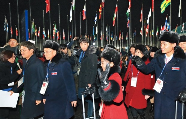 평창동계올림픽에 출전하는 북한선수단 본진 32명이 1일 강원 강릉선수촌에 도착해 숙소로 들어가고 있다.  /연합뉴스