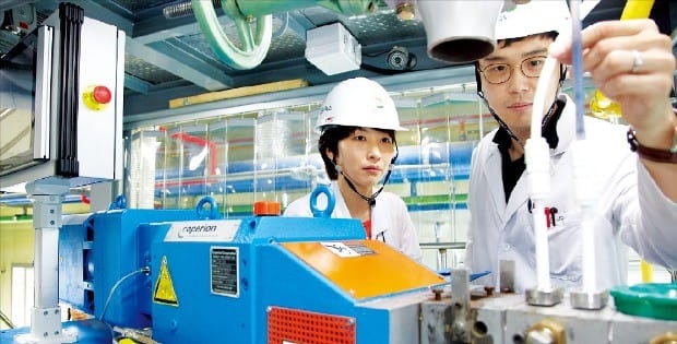 GS칼텍스 연구원들이 대전 중앙기술연구소에서 바이오부탄올을 연구하고 있다. GS칼텍스 제공 