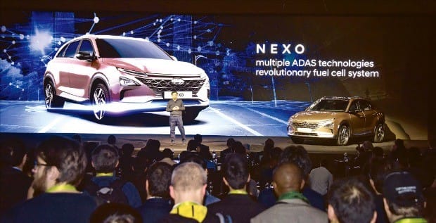 현대자동차는 지난달 미국 라스베이거스에서 열린 세계 최대 전자쇼 ‘CES 2018’에서 차세대 수소차인 넥쏘(NEXO)를 공개했다.현대자동차 제공
 