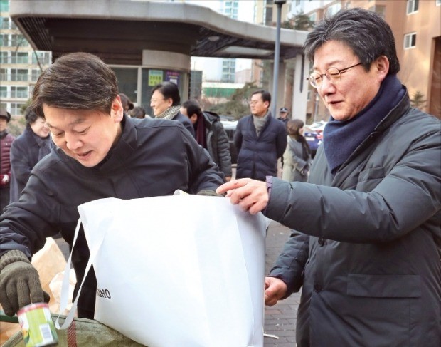 안철수 국민의당 대표(왼쪽)와 유승민 바른정당 대표가 4일 서울 관악구 휴먼시아 아파트에서 ‘최저임금 인상에 따른 경비원 일자리 축소’를 주제로 주민들과 간담회를 하기 전 재활용 쓰레기 분리수거를 돕고 있다. 연합뉴스