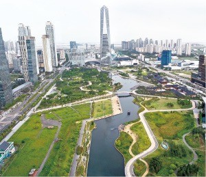 인천 경제를 이끌고 있는 송도국제도시의 센트럴파크 주변 모습.  /인천시 제공 