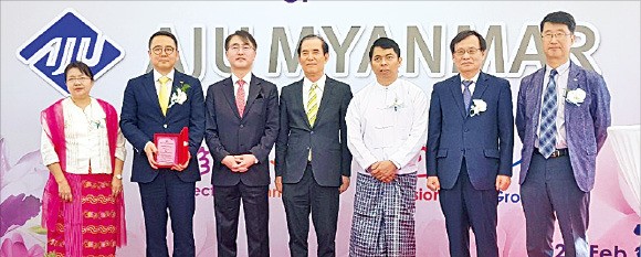 아주산업은 지난 2일 미얀마 띨라와 경제특구에서 PHC파일 공장 준공식을 열었다. 행사에는 박상일 아주산업 대표(오른쪽 두 번째부터)와 아웅 소 타 MJTD 사장, 전승호 한인협회장, 이상화 주미얀마 한국대사 등이 참석했다.  /아주산업 제공