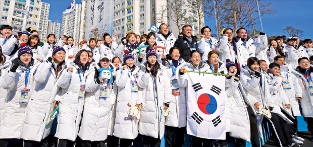 < 한국 선수단, 선수촌 입촌…“종합 4위 가즈아~” > 2018 평창동계올림픽에 출전하는 한국 선수단이 7일 강원 강릉 올림픽선수촌에서 열린 공식 입촌식에서 파이팅을 외치고 있다. 역대 동계올림픽 출전 사상 가장 많은 220명의 선수단을 꾸린 대표팀은 금메달 8개, 은메달 4개, 동메달 8개를 따내 종합 4위에 오르겠다는 ‘8-4-8-4’를 목표로 잡았다.  /연합뉴스 