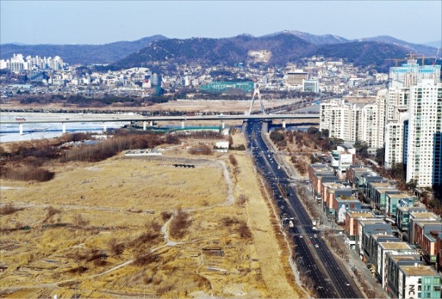 정부가 외국계 병원을 유치하기 위해 인천 송도 경제자유구역에 조성한 부지 전경. 정부는 7일 경제관계장관회의에서 이 부지에 국내 종합병원 설립을 허용하기로 했다.  /허문찬 기자 sweat@hankyung.com