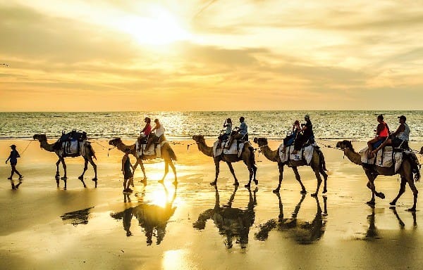   붉은 노을이 깔린 케이블 해변에서 즐기는 낙타 투어는 브룸 여행의 백미로 꼽힌다.  
 